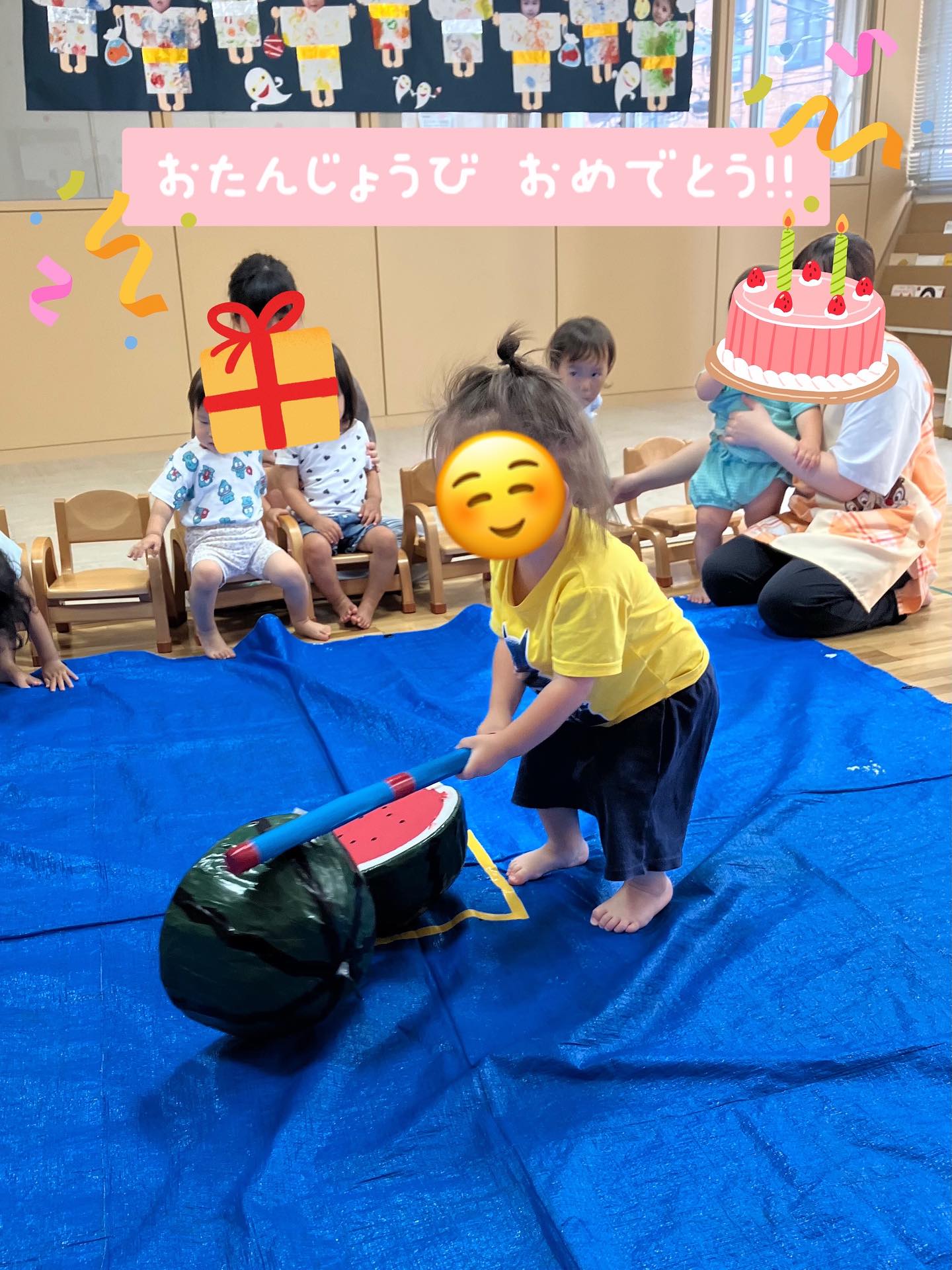 今日は8月生まれのお誕生会がありました！

高崎先生からの出し物のテーマは｢スイカ｣！🍉
みんなでスイカ割りをして楽しみました！子どもたちは棒で力強くスイカを叩いたりノコギリのように棒を動かしたりなど、割り方は様々！みんなに応援されながら思い切りスイカ割りを楽しんでいましたよ！

また、スイカ大魔王からスイカのバッグやキャンディーのプレゼントをもらうと、嬉しそうに首からスイカのカバンをさげてルンルンな様子でした☺️✨