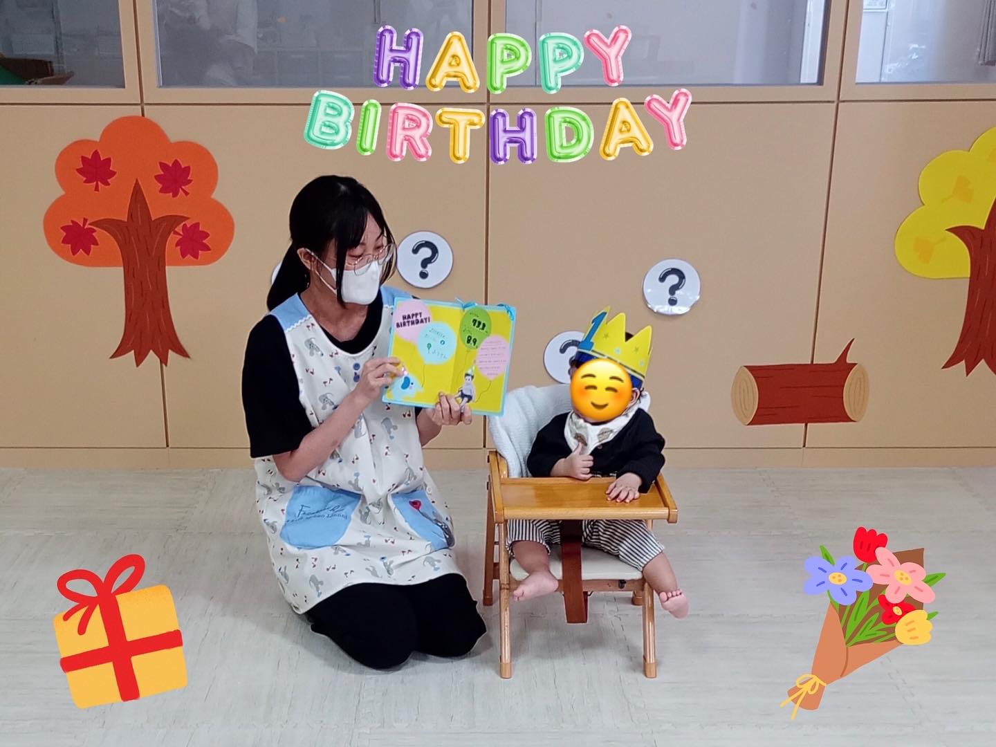9月生まれのお誕生会がありました！

美咲先生からの出し物は｢きのこ探しゲーム｣🍄
子どもたちはハテナマークが描いてあるカードを次々とめくっていき、一生懸命きのこを探して楽しんでいましたよ！栗やぶどう、さつまいもなどたくさんの秋味覚の中からきのこを見つけると、｢あったよ！｣と嬉しそうにみんなに見せながらきのこ狩りを楽しんでいる子どもたち！頑張ったご褒美に美咲先生からキラキラのメダルをもらうと、みんなニコニコで大喜びでした☺️

戸外遊びも始まり、お散歩や製作などの様々な場面で秋が深まる様子を感じることができるのが楽しみですね！🍂