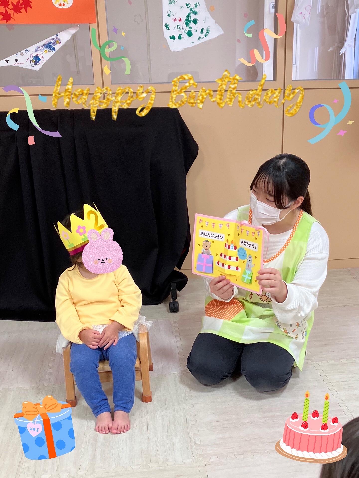 今日は10月生まれのお誕生日会がありました！

ましま先生からの出し物のテーマは｢ケーキ｣🍰
ケーキのマジックを見たりケーキに乗せるフルーツを探したりして楽しみました！子どもたちは室内に隠されたフルーツを次々と見つけてケーキに飾り付けをし、とってもおいしそうなケーキが完成しましたよ🎂✨

メダルのプレゼントは３つの中から好きなケーキを選び、首からかけるとみんな嬉しそうでした☺️
友だちと｢一緒だね！｣とメダルを見せ合う姿が微笑ましかったです！