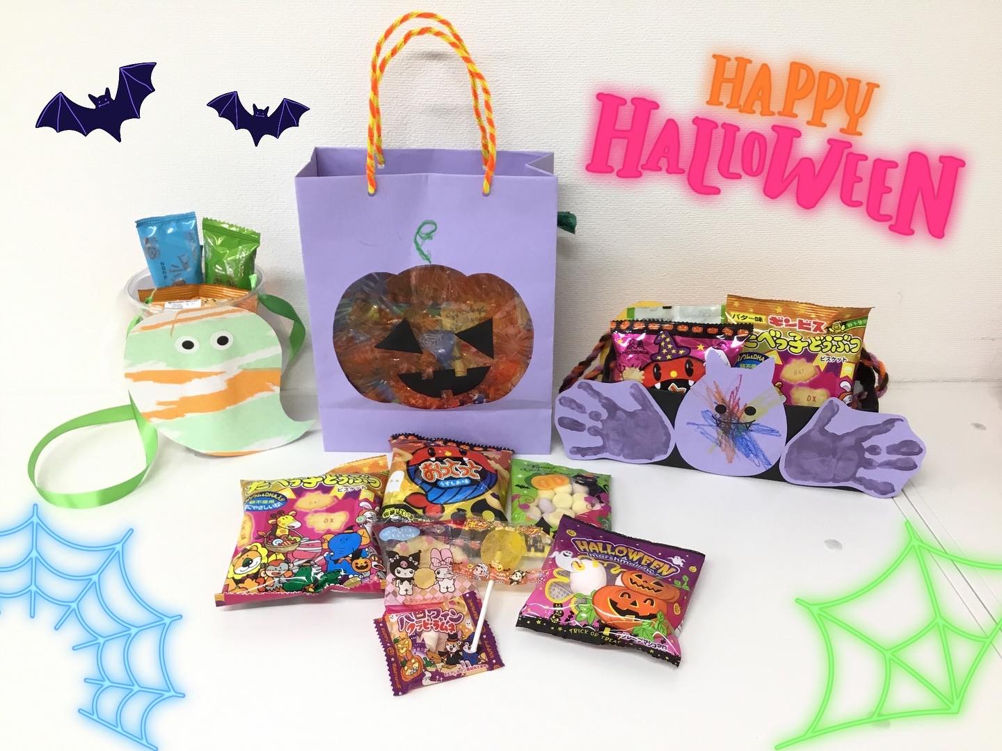 素敵なハロウィンバッグが完成しました！

くま組はおばけとジャックオランタンのバッグで、ハサミを使ったり、紙をねじったり、手先の器用さを活かした製作をしました！キャンディー作りは特に楽しかったようです🍬
うさぎ組はジャックオランタンとコウモリのバッグで、手形の翼がとても可愛い作品になりました！指先でのスタンプも楽しみ、絵の具にたくさん触れることができました✨
りす組はおばけとジャックオランタン。可愛い足形がジャックオランタンに変身しました！足に絵の具を塗る感触がくすぐったそうなりす組さんでした☺️

バッグにはお菓子を入れ、みんな嬉しそうに持ち帰りました😊