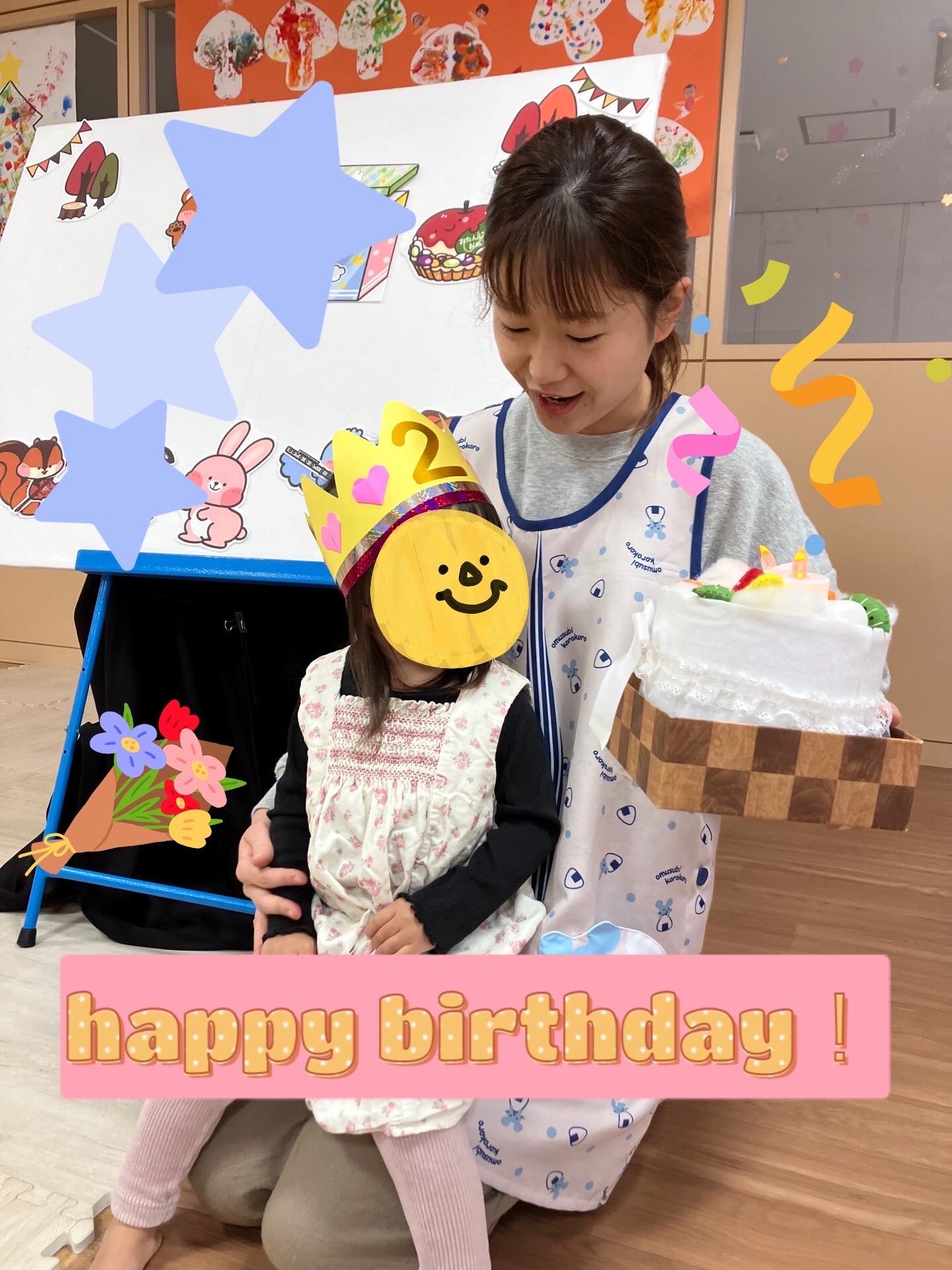 今日は11月生まれの友だちのお誕生日会がありました🎉

伊藤先生からの出し物は「ガチャガチャシルエットクイズ」！
森の動物たちが、くまのおもちゃ屋さんで回したガチャガチャの中身をみんなで当てっこをしました！
難しそうなクイズも子どもたちはすぐに答えていて、とても盛り上がりましたよ✨

みんなへのプレゼントは、可愛いマラカス🪇
ガチャガチャを回してマラカスが出てくると、嬉しそうに振って楽しむ姿が見られました。

最後は森の動物達と一緒に「山の音楽家」を歌い、マラカスを振りながらリズムに乗って楽しい時間を過ごしました🎵