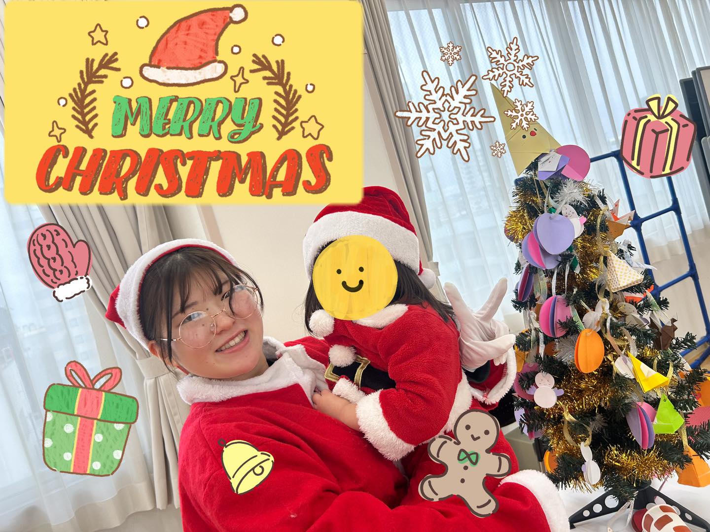 昨日は専門学校の学生さんが企画したクリスマス会がありました🎅🎄

サンタさんが忘れてきてしまったクリスマスツリーの飾りを探して、みんなでホールの中を探してまわりました！見つけた飾りはツリーに飾り付けて少しずつ完成していくクリスマスツリーにみんなワクワクしている様子でしたよ！

クリスマスツリーが完成した後はみんなで鈴を持って「ジングルベル」を歌いました。子どもたちは合いの手の「へい！」まで完璧に歌っていました🔔🎵

最後に、飾り付けを頑張ったご褒美にサンタさんから仕掛けのあるおもちゃをもらいました🧸✨コップの中からぴょこっとサンタさんが飛び出すとみんな大喜びでしたよ！
クリスマスの雰囲気を感じながらとても楽しんでいた子どもたちでした☺️
