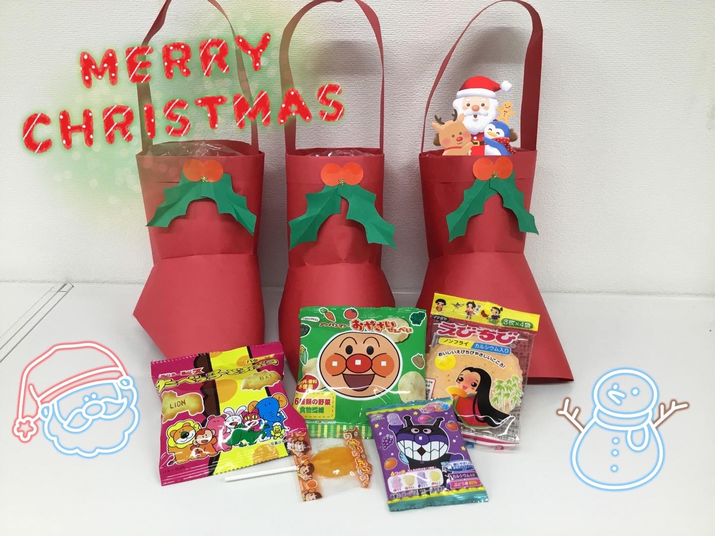 待ちに待ったクリスマス！ニフィスこども園は子どもたちが手がけたサンタクロース、ツリー、ケーキなどのたくさんの素敵な作品でクリスマスムード一色です🎄
今日は園長先生サンタが登場し、クリスマスブーツのプレゼントを貰いました！「やったー！」と嬉しそうな子どもたち😊お帰りの時に渡すと「ありがとう」ととびきりの笑顔が見られて嬉しかったです🥰