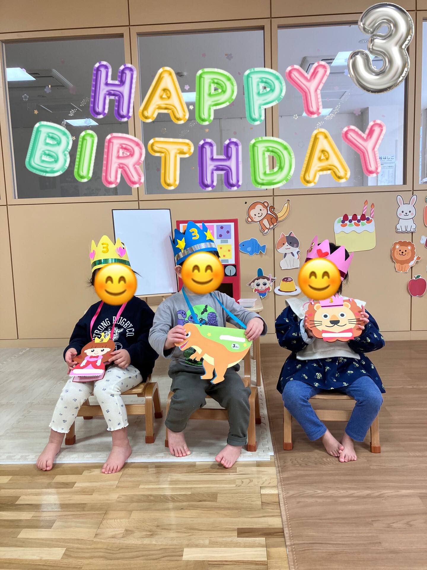 3月のお誕生日会がありました。
「ぴょんぴょん」「パオーン」など動物の声が聞こえると「うさぎかな？」「ぞうかな？」と考える子どもたち。動物が顔を出すと「やったー！！うさぎだー！」と大盛り上がりでした😊 遊びにきた動物たちが自動販売機にお金を入れてボタンを押すと美味しそうな食べ物が出てきて、みんなで羨ましそうに見ていました。そして今度はみんながお買い物をする番。お金を入れボタンを押すと素敵なおもちゃが✨大喜びで遊んでいました！

今日の主役のくま組のお友だちは、保育士のインタビューにもハキハキこたえていてとてもかっこよかったです！お誕日おめでとう🎉