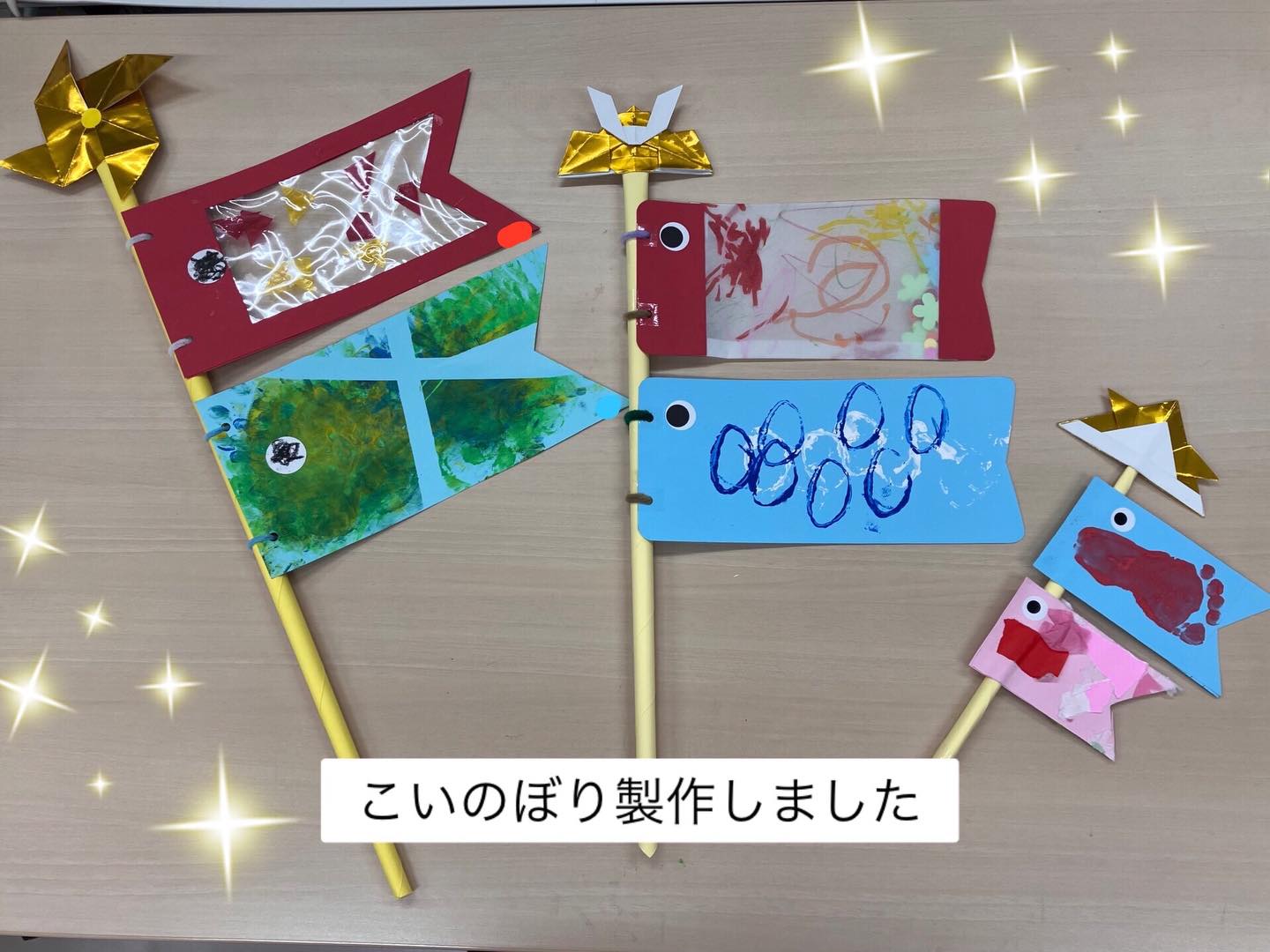 こいのぼり製作をしました。
ビリビリやぶいた紙を貼ったりクレヨンで描いたり、絵の具を使っこいのぼりが出来上がりました！
みんなすくすく育ってね。
