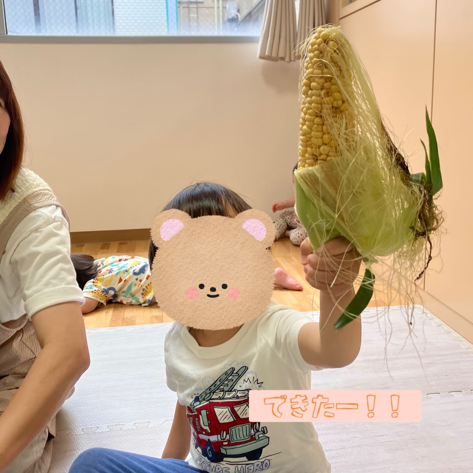 今日は食育の一環として「とうもろこしの皮剥き」をしました。皮がついているとうもろこしにみんな興味津々👀✨剥き終わった大きなとうもろこしを持つと「重たーい！」や、皮や髭が髪の毛に見えた子もいたようで、みんな思い思いにとうもろこしの皮剥きを楽しんでいました！剥き終わったとうもろこしは、給食の先生の所へお届け！給食では、みんなが剥いたとうもろこしを美味しく頂きました😋自分たちで剥いたとうもろこしは一段と美味しかったようで、おかわりする子が多かったですよ☺️
